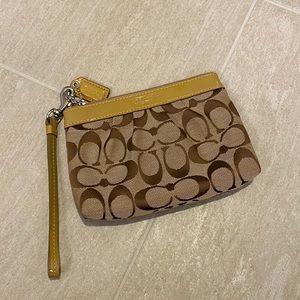 👛Coach Signature Wristlet, Tan👛